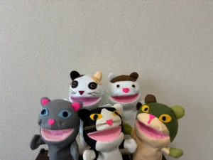 パペットになった編み猫たち